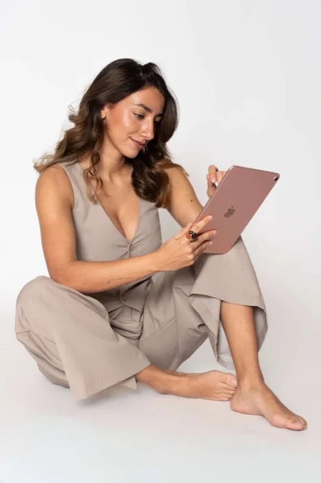 Cristina Yules creando contenido con iPad